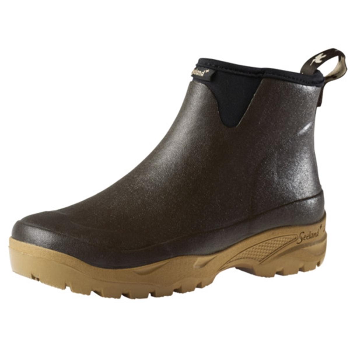 фабрика обуви трек. сапоги из оленьей шкуры 4 буквы сканворд. ботинок 6 букв. порванные галоши. паттены деревянные обувь.